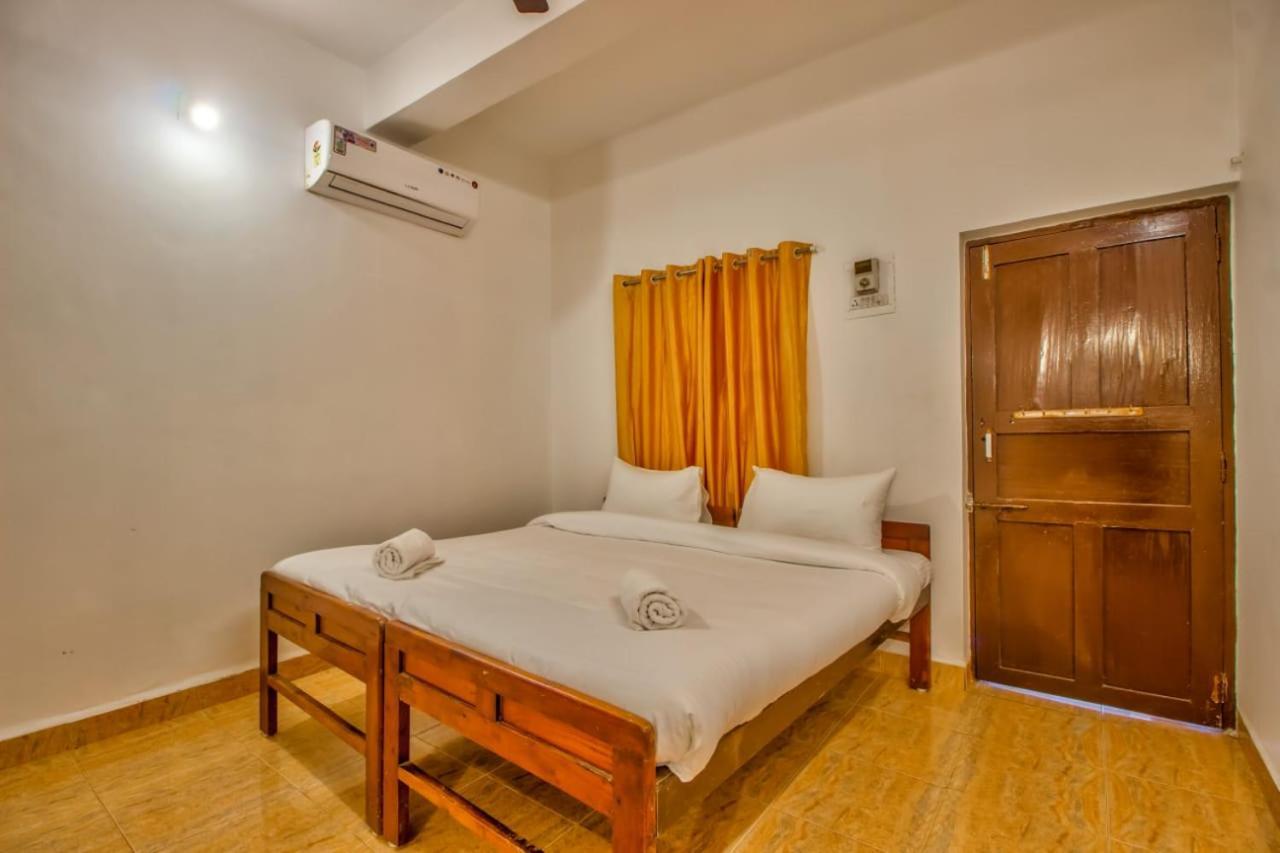 Advik Apartments Marmagao Bagian luar foto